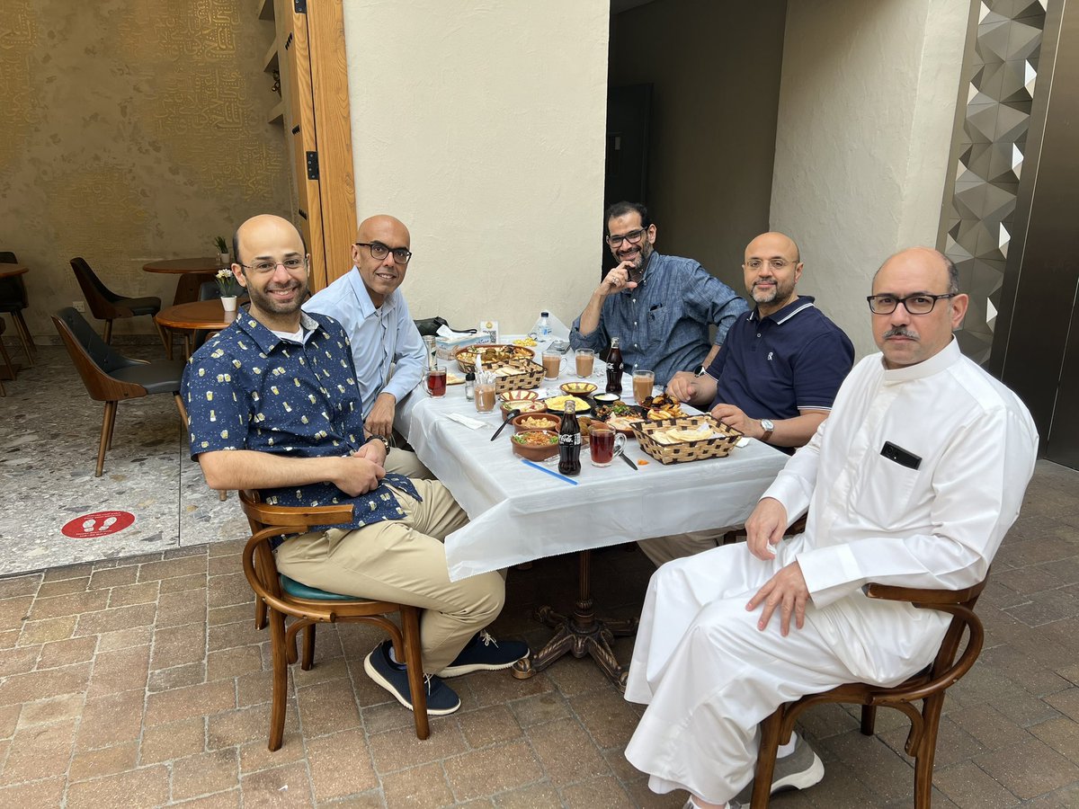 PsychiatristQ8's tweet photo. الإفطار اليوم مع الأصدقاء شلة دفعة ٩٢ في كلية الطب .. هذه الشلّة تأسست و استمرت منذ ٣٢ سنه ..و اعتقد كافي جذي و الوجه من الوجه أبيض ..

من اليمين :

د. فهد معرفي طب نووي
د. طارق عبدالسلام شعيب طب أطفال
د. عبدالمحسن الشمري غدد صماء
د. خالد الصالح ريال مدريد
د. ناصر القريني كبار سن https://t.co/nQDyDtmZjz