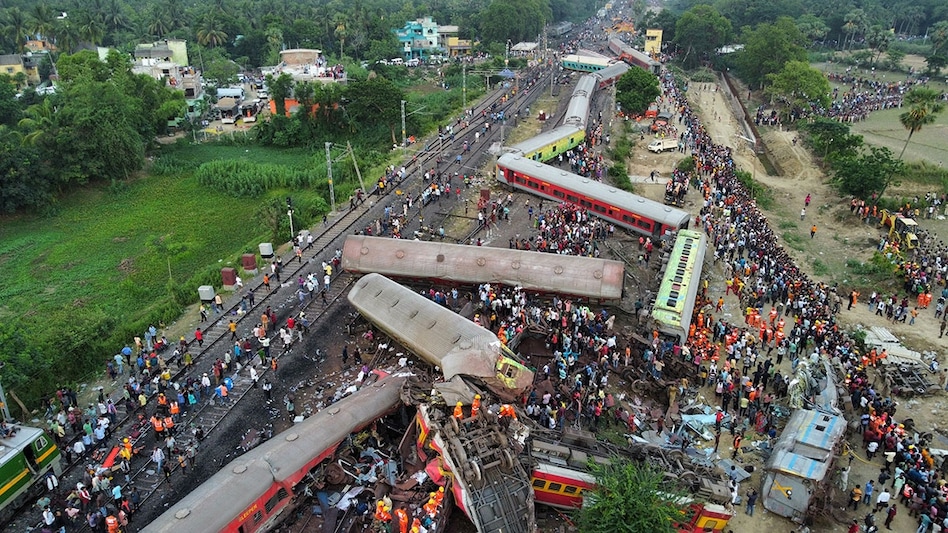 gemsofbabus_'s tweet photo. Paper Leaks, Don't Blame The Govt.
Train Accidents, Don't Blame The Govt.
Paper Cancellation, Don't Blame The Govt. 
Waterlogging In City, Don't Blame The Govt.
Airport Roof Collapsing, Don't Blame The Govt.

Just blame your luck that you were born in this country. #DelhiRains

#DelhiAirport