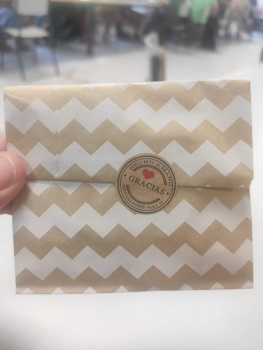 Empezar el claustro final del curso, con un regalo y las palabras del Equipo Directivo, reconocimiento a nuestro trabajo. Somos una gran máquina el CEIP LAS GAUNAS, no puede fallar ningún engranaje.
Feliz jubilación Marisa y Martín!! Orgulloso de haber trabajado con vosotros!!!!