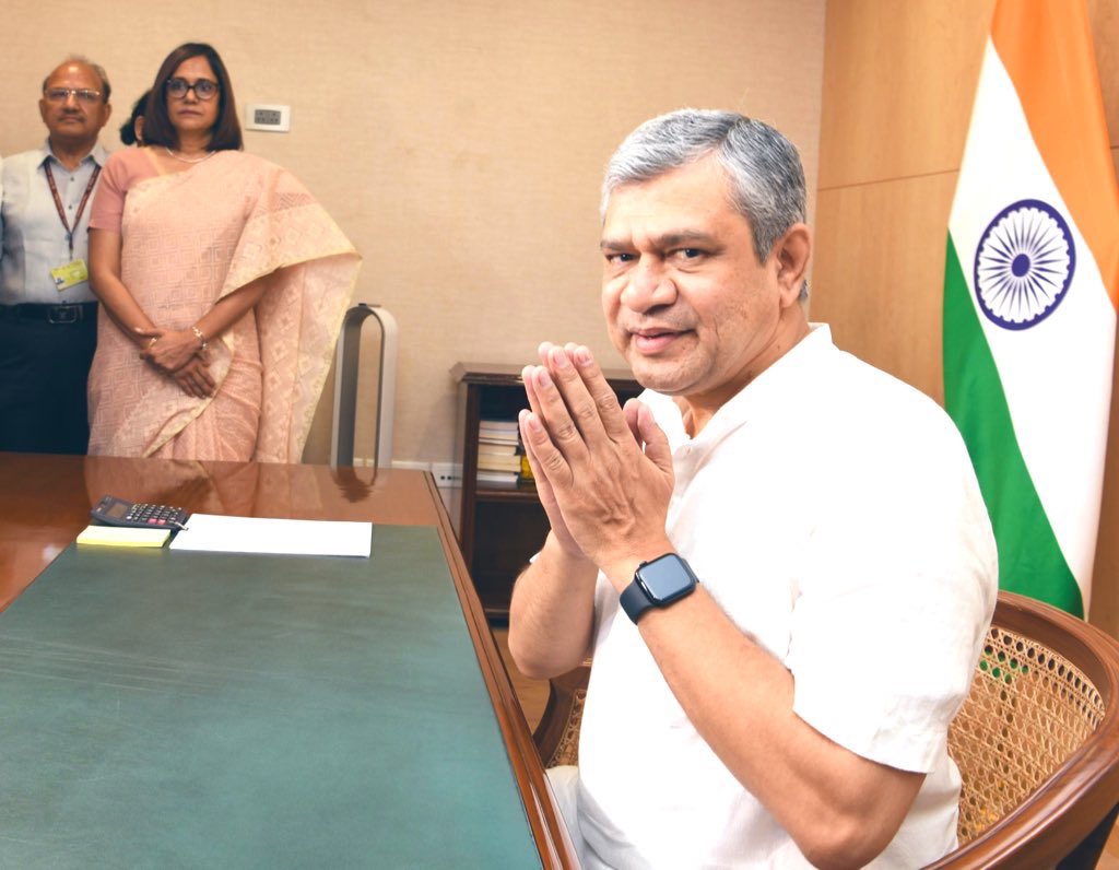 Railwhispers's tweet photo. French Queen #MaryAntoinette said, “If the poor don’t have bread, let them eat cake.” She was #beheaded by the guillotine.
MR @AshwiniVaishnaw thinks poor should travel in #VandeBharat trains. If they crowd in lower classes they should b #deboarded.
Reduce SL-GS
But not reduce WL https://t.co/iHoXujC9rb