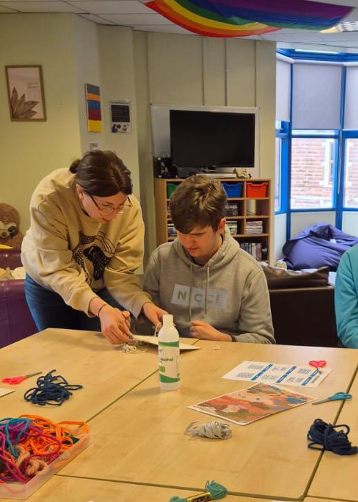 BetterLivesDG's tweet photo. 🧶🪡Last week D&amp;G artist Sarah McCusker paid a visit to Team Stranrear.

She delivered a fantastic weaving workshop using pieces of spare fabric and wool to make a lovely eye-catching design.

#BetterLivesPartnership #TeamStranraer https://t.co/yTcj4y65UX