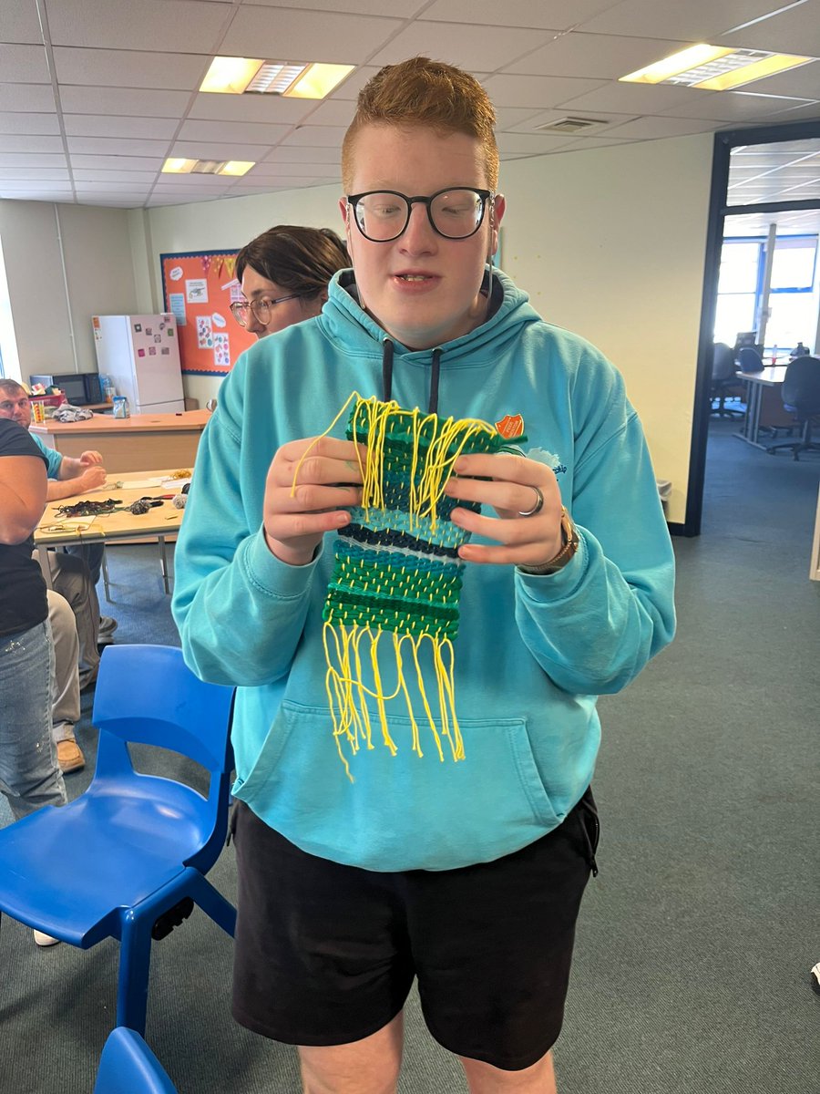 BetterLivesDG's tweet photo. 🧶🪡Last week D&amp;G artist Sarah McCusker paid a visit to Team Stranrear.

She delivered a fantastic weaving workshop using pieces of spare fabric and wool to make a lovely eye-catching design.

#BetterLivesPartnership #TeamStranraer https://t.co/yTcj4y65UX