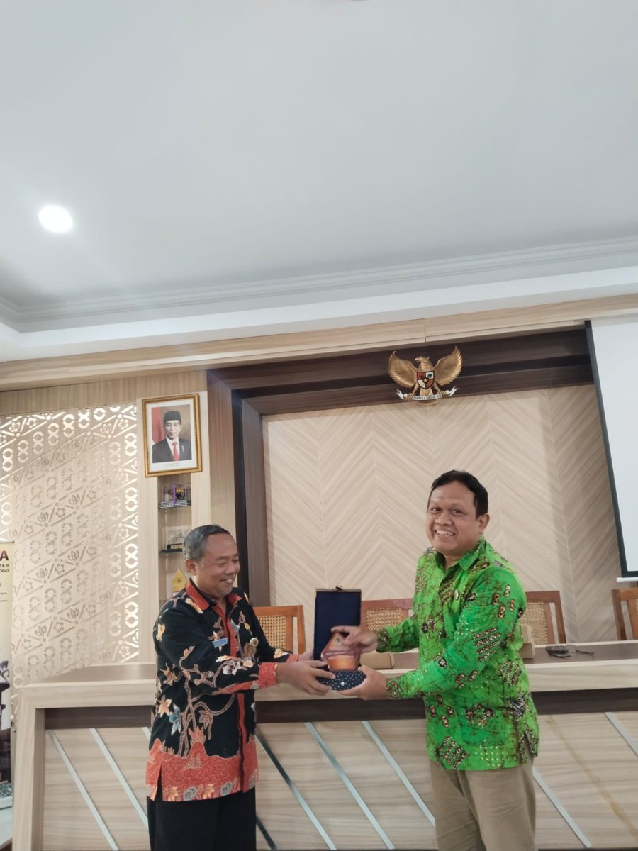 AlamProgo's tweet photo. Penerimaan Kunjungan Studi dari DLH Kabupaten Karanganyar terkait Kegiatan Pengawasan Usaha dan/atau Kegiatan, Pengelolaan Pengaduan Lingkungan, serta Ketentuan Persetujuan Lingkungan dan Dokumen Lingkungan di Aula DLH Kabupaten Kulon Progo, Rabu (27/6/2024). https://t.co/RnTk9uXCiB