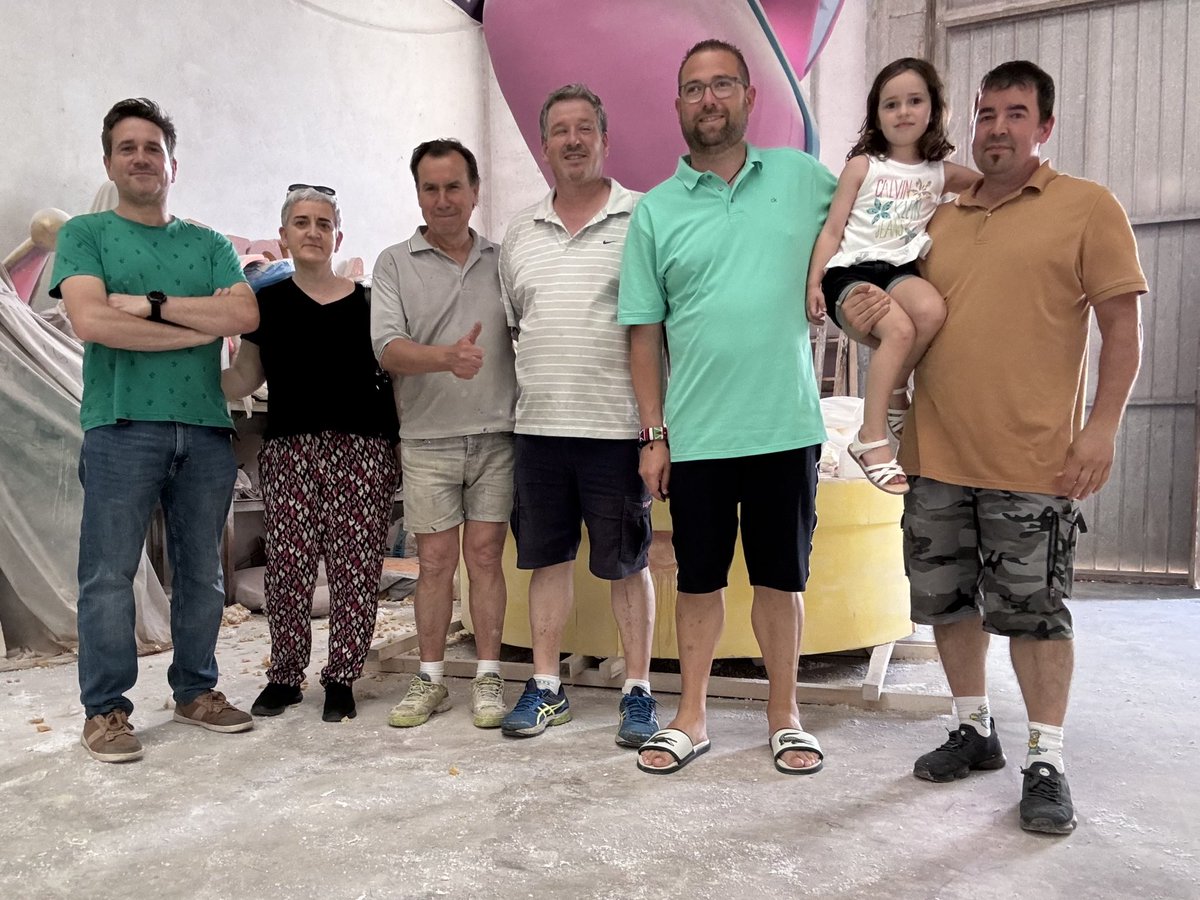 FallaCTarancon's tweet image. 🤝 Per segon any consecutiu l'artista faller Loren Fandos confeccionarà el nostre monument gran. 

👌🏻 Per a nosaltres és un orgull comptar amb Loren, que durant la nostra història ja ha realitzat 7 monuments fallers per a la nostra comissió.