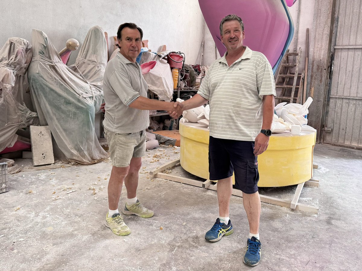 FallaCTarancon's tweet image. 🤝 Per segon any consecutiu l'artista faller Loren Fandos confeccionarà el nostre monument gran. 

👌🏻 Per a nosaltres és un orgull comptar amb Loren, que durant la nostra història ja ha realitzat 7 monuments fallers per a la nostra comissió.