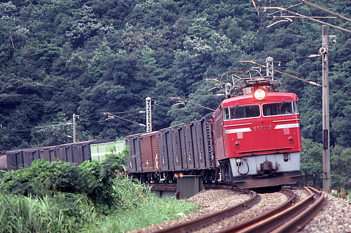expresstokiwa's tweet photo. #水曜日の交流機
#EF7015
1961年から1965年にかけて計81両が製造され日本の交流電気機関車としては初のF形となった
1号機から21号機までは1灯ライトで1次型と称される
260レ 1981-8 https://t.co/f5SFek4Zib
