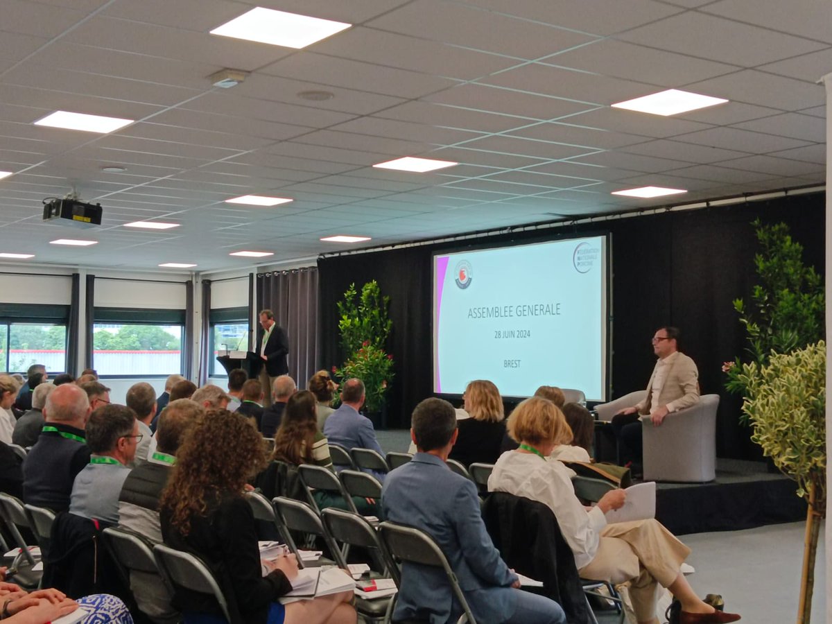 [CONGRÈS FNP 🐖]

Ouverture par <a href="/DivanacJean/">Jean Alain Divanac'h</a> qui rappelle la force de l'organisation collective finistérienne : la vigueur et la rigueur des propositions finistériennes portées par des responsables convaincus ont contribué à construire cette belle organisation porcine française
