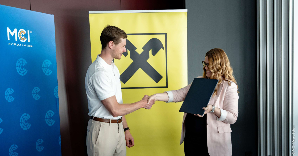 Bereits zum zehnten Mal verleiht die Raiffeisen-Landesbank Tirol AG den begehrten #Raiffeisen #Award, um MCI-Studierende bei ihren Auslandsaufenthalten zu unterstützen!🤝

Mehr dazu ▶️ ow.ly/zxWz50SrtcO

📸 ©MCI / Marc Scherr
#studyattheTOP #mciofficial