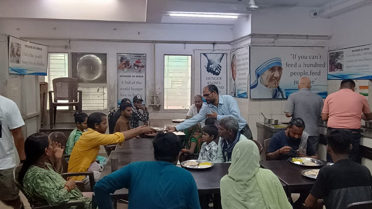 BajpaiDeepak's tweet photo. बारिश की बौछारें पड़ने और जलती तपती गर्मी से रहत के मौके पर लाल बहादुर शास्त्री अस्पताल के ब्लड बैंक कर्मियों ने आज बासो सोल किचेन में कढ़ी चावल के लंगर का आयोजन किया. हम सब उनके आभारी हैं. 🙏🙏
#BASOSoulKitchen
#WarAgainstHunger https://t.co/FizUoPSNCq