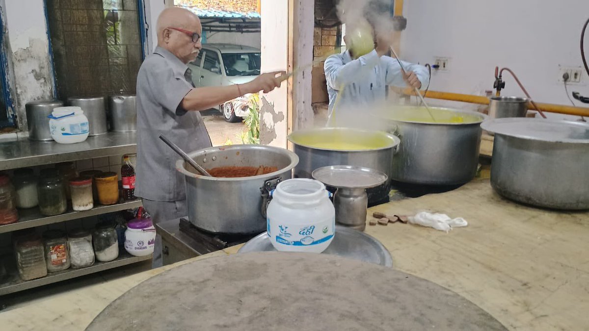 BajpaiDeepak's tweet photo. बारिश की बौछारें पड़ने और जलती तपती गर्मी से रहत के मौके पर लाल बहादुर शास्त्री अस्पताल के ब्लड बैंक कर्मियों ने आज बासो सोल किचेन में कढ़ी चावल के लंगर का आयोजन किया. हम सब उनके आभारी हैं. 🙏🙏
#BASOSoulKitchen
#WarAgainstHunger https://t.co/FizUoPSNCq