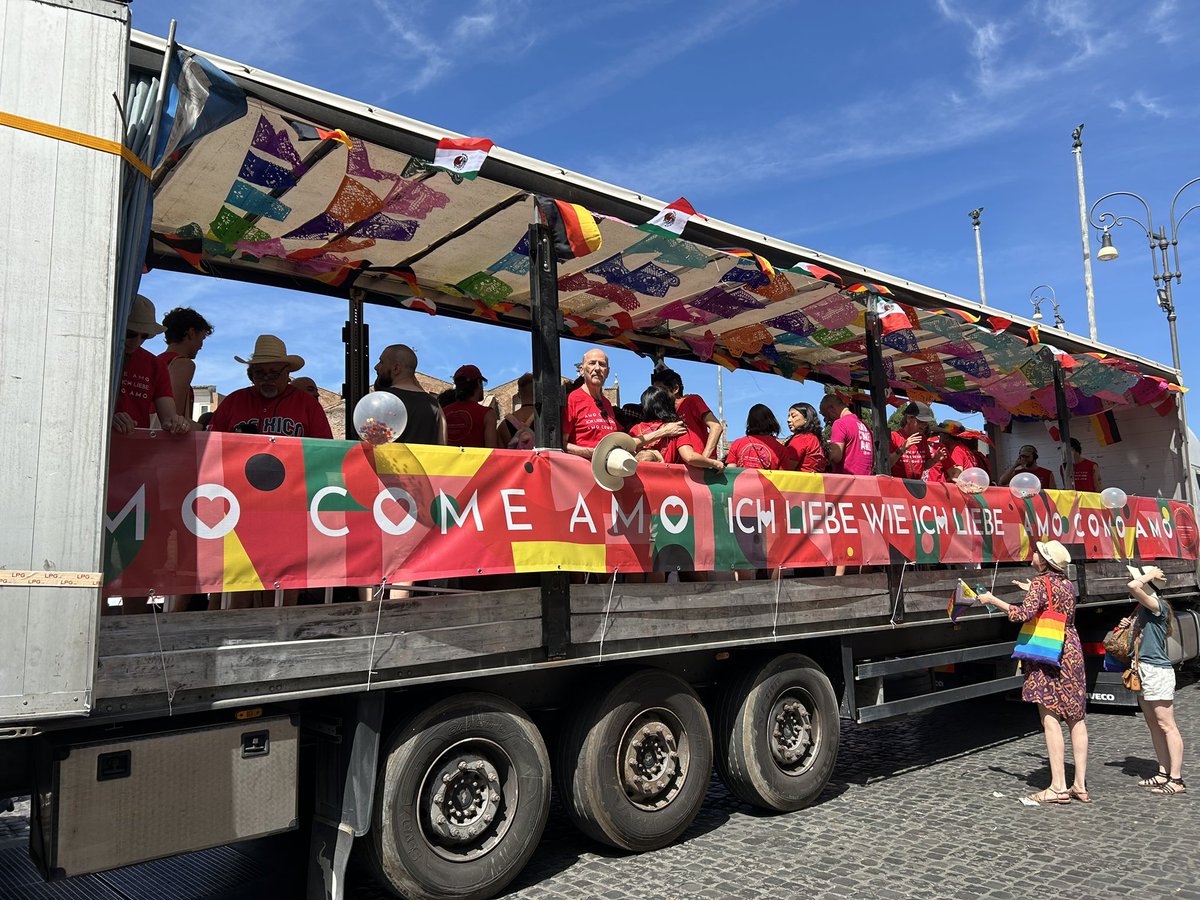 Zeta_Luiss's tweet image. #RomaPride, trent’anni tra amore e rivoluzione. L’orgoglio #Lgbtq+ dal 1969 con le rivolte a New York, passando per il 1994 con il primo corteo italiano ufficiale, fino al giorno d’oggi 🏳️‍🌈

✍🏻: @giuliarugolo01 

zetaluiss.it/2024/06/28/rom…