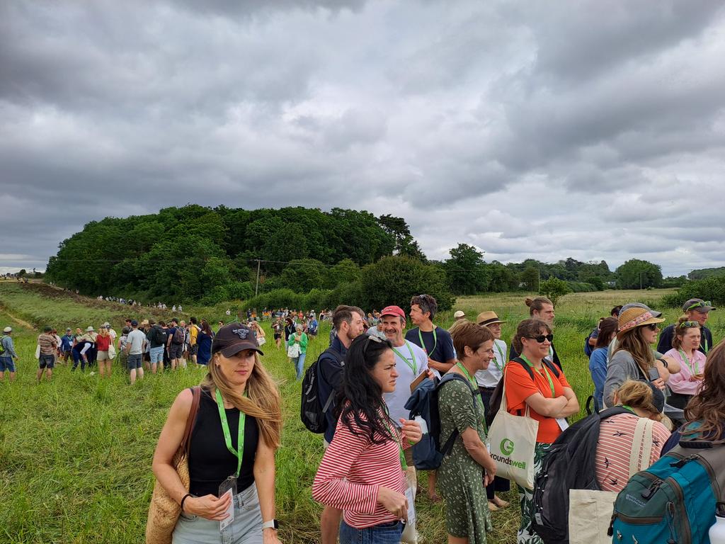 kelly_jowett's tweet photo. @DungBeetleFarms safari pt2 the amazing @DrDowhittle and her hilarious storytelling capturing the imagination! #dungbeetle #dungisfun #coleoptera #teambeetle https://t.co/08sUjfpO7b