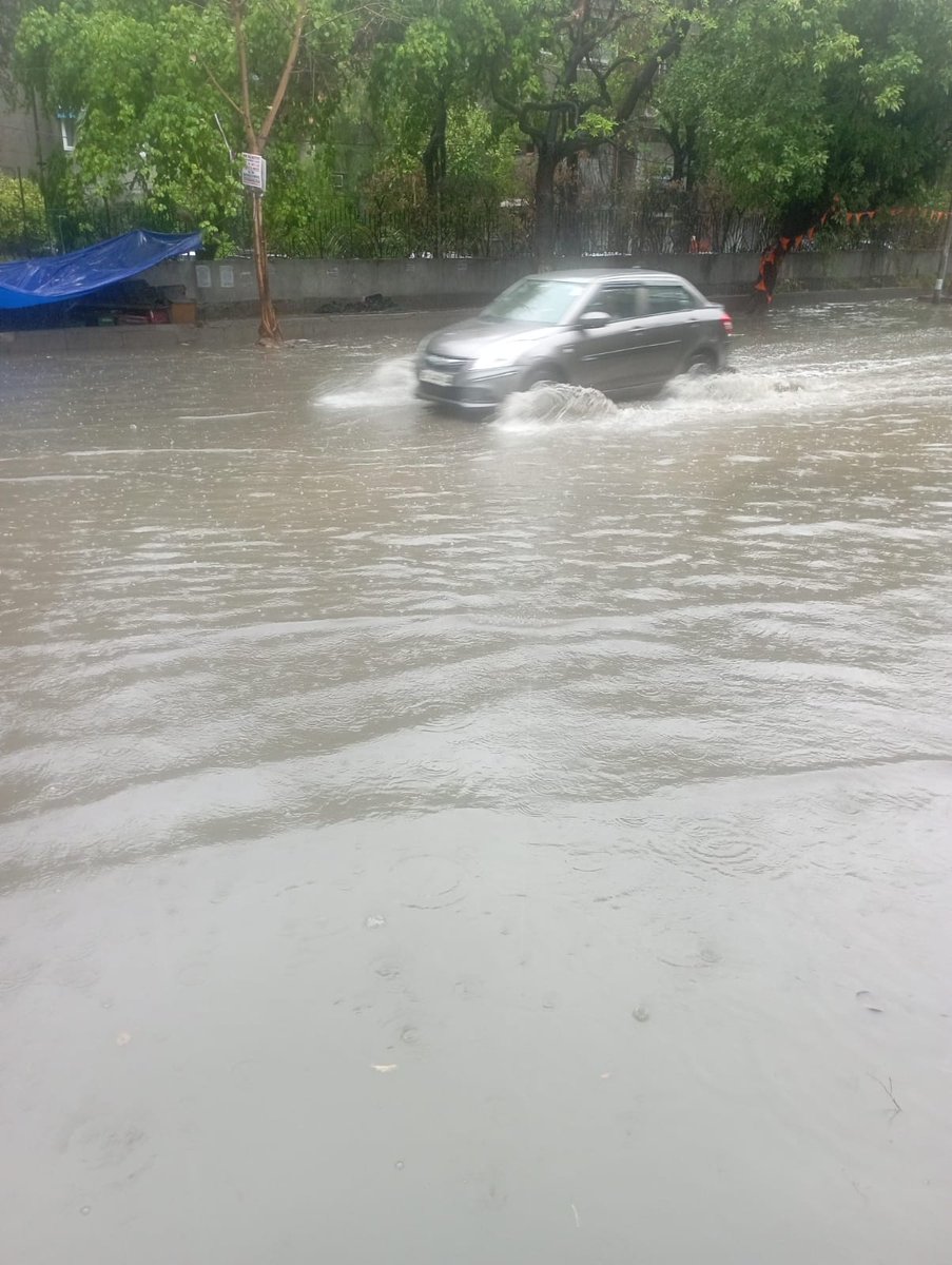 ScCommMedia1's tweet image. Water water everywhere, but not a drop to drink or swim. After every showers, Vasundhara enclave witnesses water logging on roads. Almost all drains r blocked. And with one of the drain holes open, we r waiting for the worst. 
@LtGovDelhi @AtishiAAP @OberoiShelly @KuldeepKumarAAP