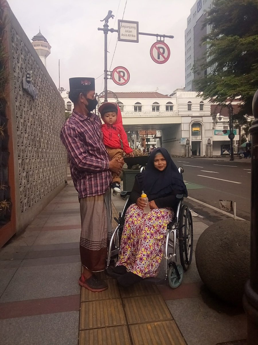 Plis Do Your Magic!!!

Anak pernah makan kecoa, istri Lumpuh!!
Blm lg kena tipu sm oknum yg ga bertanggung jawab!!