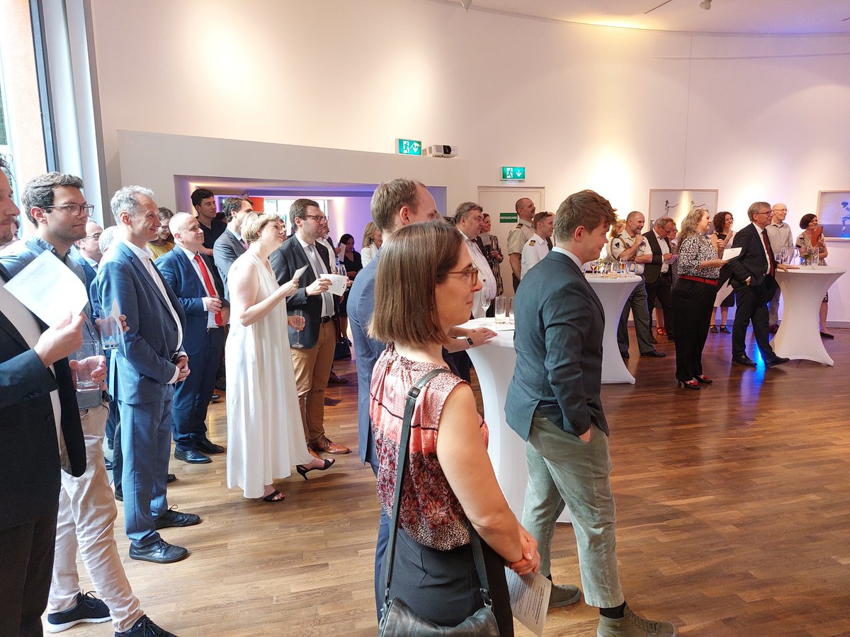 Zum Abschluss der belgischen EU-Ratspräsidentschaft lud Botschafter <a href="/MuylleGeert/">Geert Muylle</a> in die <a href="/BelBotschaft/">Botschafter Piet Heirbaut</a> ein und erinnerte daran, dass die EU uns allen Wohlstand, Frieden, Sicherheit und Vielfalt gebracht hat, und dass  Belgien sogar seine Existenz der EU zu verdanken hat. Danke!