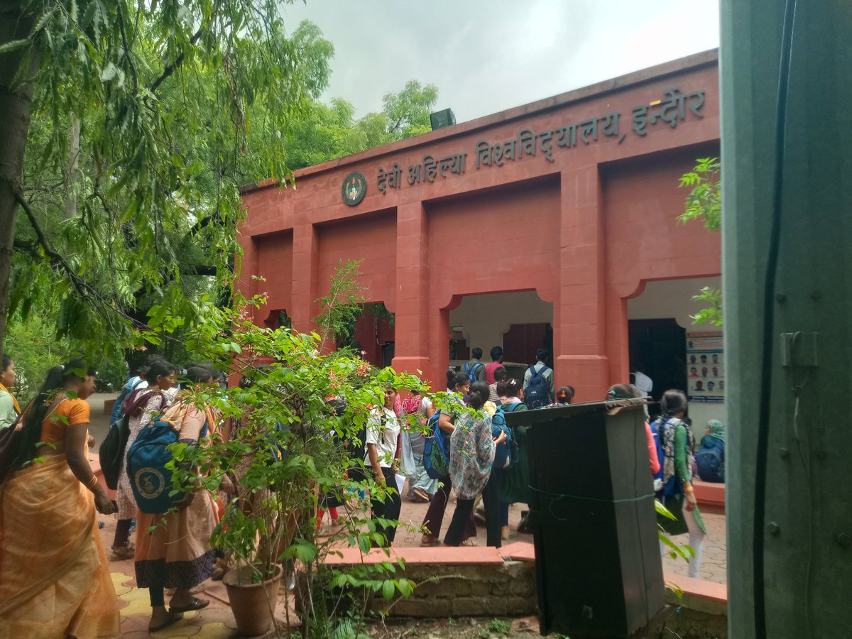 Sachin_Dawar111's tweet image. B.ed के छात्र छात्राओं का भविष्य बचाना होगा 
#Davv Indore 
B.ed के छात्राओं को न्याय दो हम अपना अधिकार मांगते नही किसी से भिक मांगते 🙏
@DrMohanYadav51 @CMMadhyaPradesh @Indersinghsjp @BhimArmyChief @KannojMahendra @INCMP @BJP4India @aajtak @ZeeMPCG @JansamparkMP @comindore