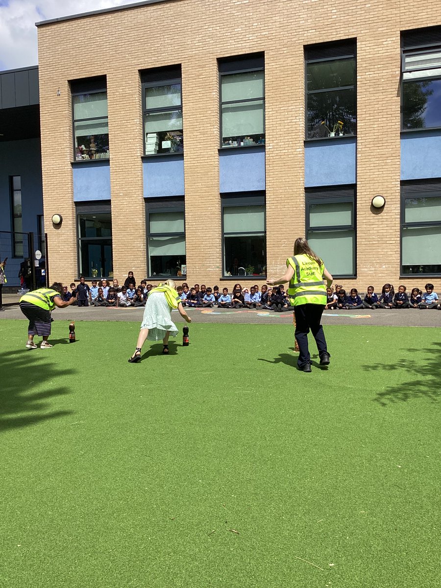Our EY pupils had an absolute blast conducting the Mentos and Cola experiment! 🚀💥 We dove into the world of science to explore the concept of force, and the results were amazing. Check out these photos capturing the excitement and curiosity of our young scientists in action! 🔬