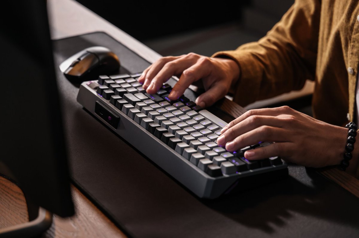 Kabellos oder kabelgebunden? Was bevorzugst du bei deiner Maus &amp; Tastatur? 🤓

#CoolerMaster #MakeItYours #MK770