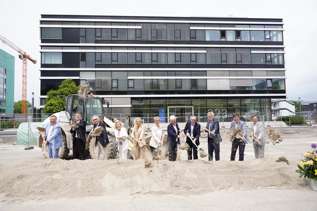 DKFZ (@dkfz) on Twitter photo Heute fiel der Startschuss für eine wichtige bauliche Erweiterung des DKFZ. Ermöglicht wird der Neubau durch Zuwendungen der <a href="/Krebshilfe_Bonn/">Deutsche Krebshilfe</a>, der H.W. & J. Hector Stiftung, des Unternehmers Bernhard Schadeberg, der Dietmar Hopp Stiftung & der <a href="/Viessmann/">Viessmann</a> Foundation. <a href="/XgegenKrebs/">Nationale Dekade gegen Krebs</a> Heute fiel der Startschuss für eine wichtige bauliche Erweiterung des DKFZ. Ermöglicht wird der Neubau durch Zuwendungen der <a href="/Krebshilfe_Bonn/">Deutsche Krebshilfe</a>, der H.W. & J. Hector Stiftung, des Unternehmers Bernhard Schadeberg, der Dietmar Hopp Stiftung & der <a href="/Viessmann/">Viessmann</a> Foundation. <a href="/XgegenKrebs/">Nationale Dekade gegen Krebs</a>