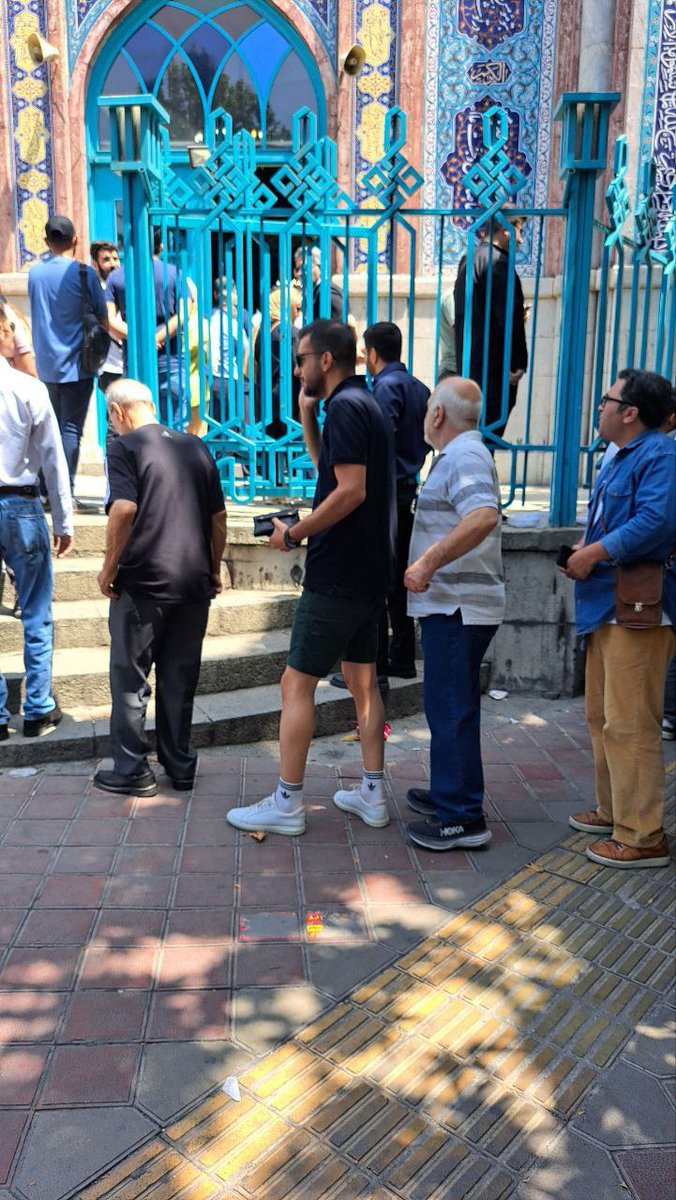 انداختنش بیرون و گفتن اوسکل خان ما گفتیم رأی بدین نگفتیم که آزادین