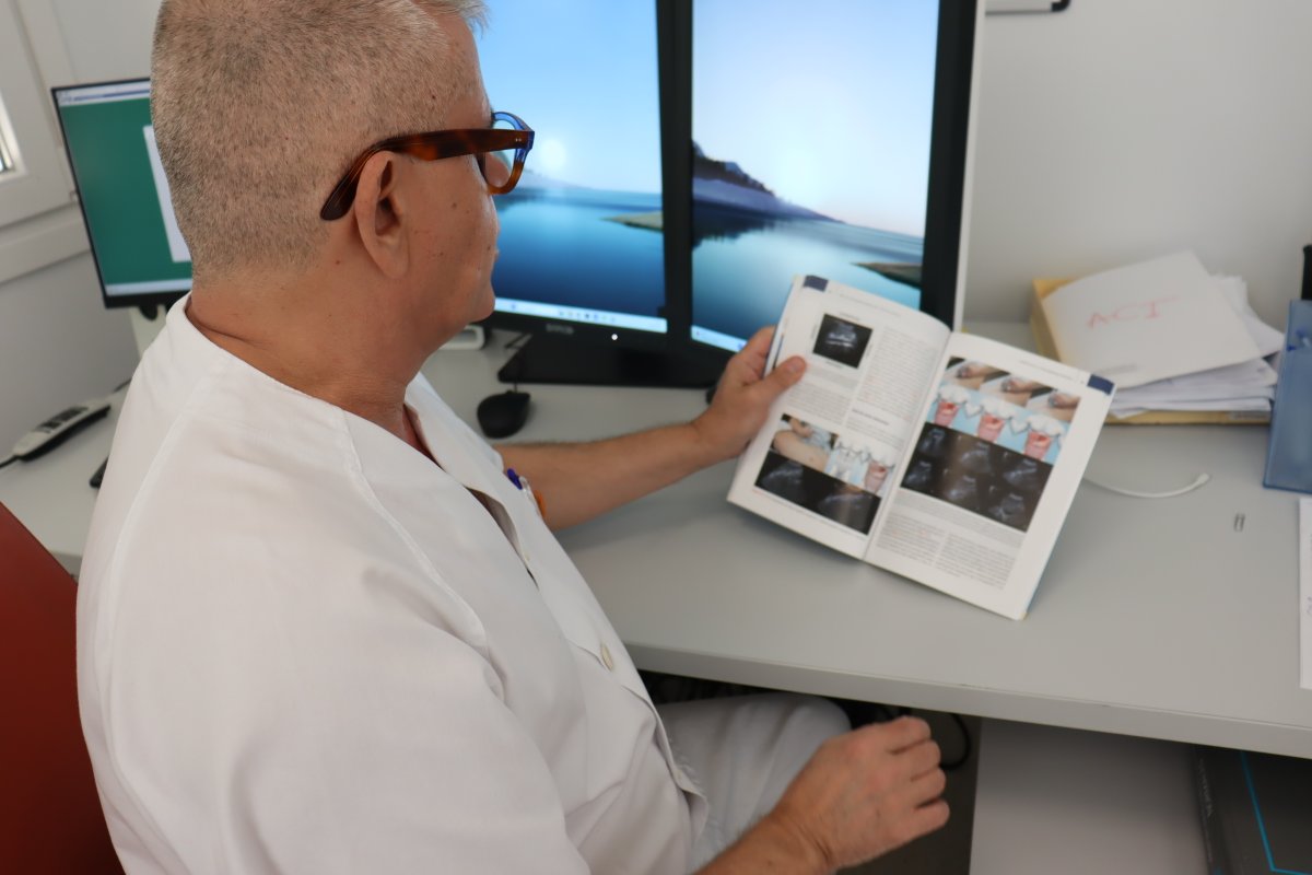 El director de la Unidad de Radiodiagnóstico del #HUnivPoniente, José Carlos Sánchez, publica el manual 'ABC de la Ecografía Abdominal', obra de referencia para quienes se inician en esta técnica diagnóstica
#SomosPoniente
<a href="/josecar09664300/">Roetgen</a> <a href="/saludand/">Consejería de Salud y Consumo</a> <a href="/AlmeriaJunta/">AlmeríaJunta</a> <a href="/peacro/">PEDRO ACOSTA</a>