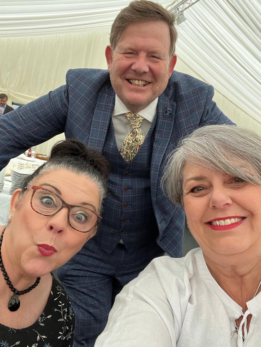 When you’re at the <a href="/ITLWorldwide/">Independent Thinking</a> leadership event in Sheffield and you get to hang out with the most amazing people. <a href="/bravehead/">Dave Harris</a> @julierees100 you’re my heroes. #ITL30 #ThereIsAnotherWay