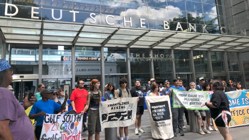 Geldgeber des #Fracking-#LNG-Booms: US, EU, Japanische Aktivist*innen konfrontieren <a href="/DeutscheBank/">Deutsche Bank</a> in NY urgewald.org/medien/geldgeb… <a href="/handelsblatt/">Handelsblatt</a> <a href="/CatKrapp/">Catiana Krapp</a> <a href="/BusinessInsider/">Business Insider</a> <a href="/FAZ_Finance/">FAZ Finanzen</a> <a href="/urgewald/">urgewald</a>  <a href="/ConstZerger/">Constantin Zerger</a> <a href="/ccs_stoppen/">BI Kein CO2-Endlager @ccs-stoppen.bsky.social</a> <a href="/FacingFinance/">FACING FINANCE</a>  <a href="/BadumLisa/">Lisa Badum</a> <a href="/KathrinAnna/">Kathrin Henneberger</a>