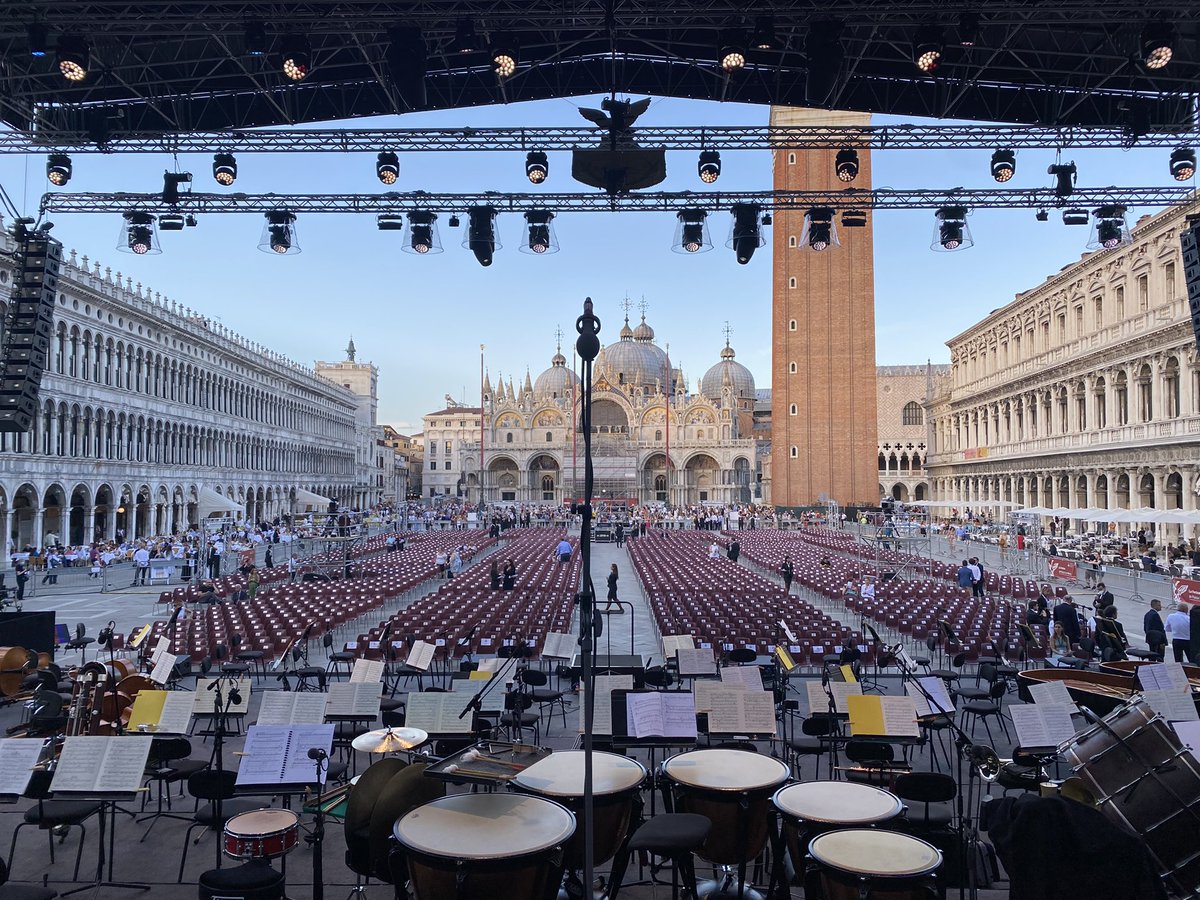 teatrolafenice's tweet image. È tutto al proprio posto. Tra poco cominciamo a provare il programma che vi attenderà domani e che intende celebrare Puccini a 100 anni dalla sua scomparsa. Una notte di prove ci attende.. una sorta di "concerto ombra"