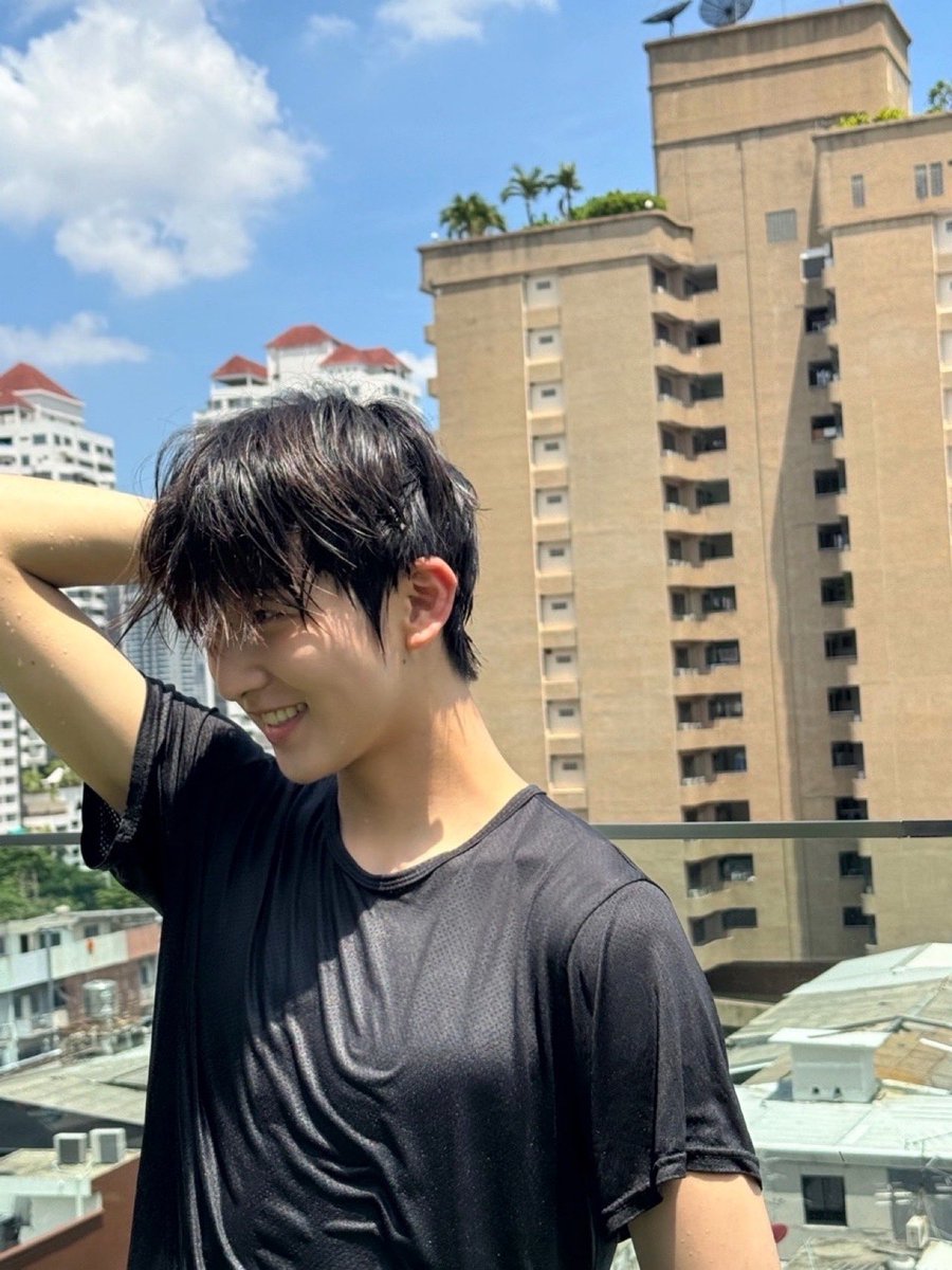 whib_official's tweet photo. 방콕에서 다시 찾은 나의 취미💙🐹🐶☀️

#WHIB #휘브
#INHONG #인홍 https://t.co/S1leZTNnxi