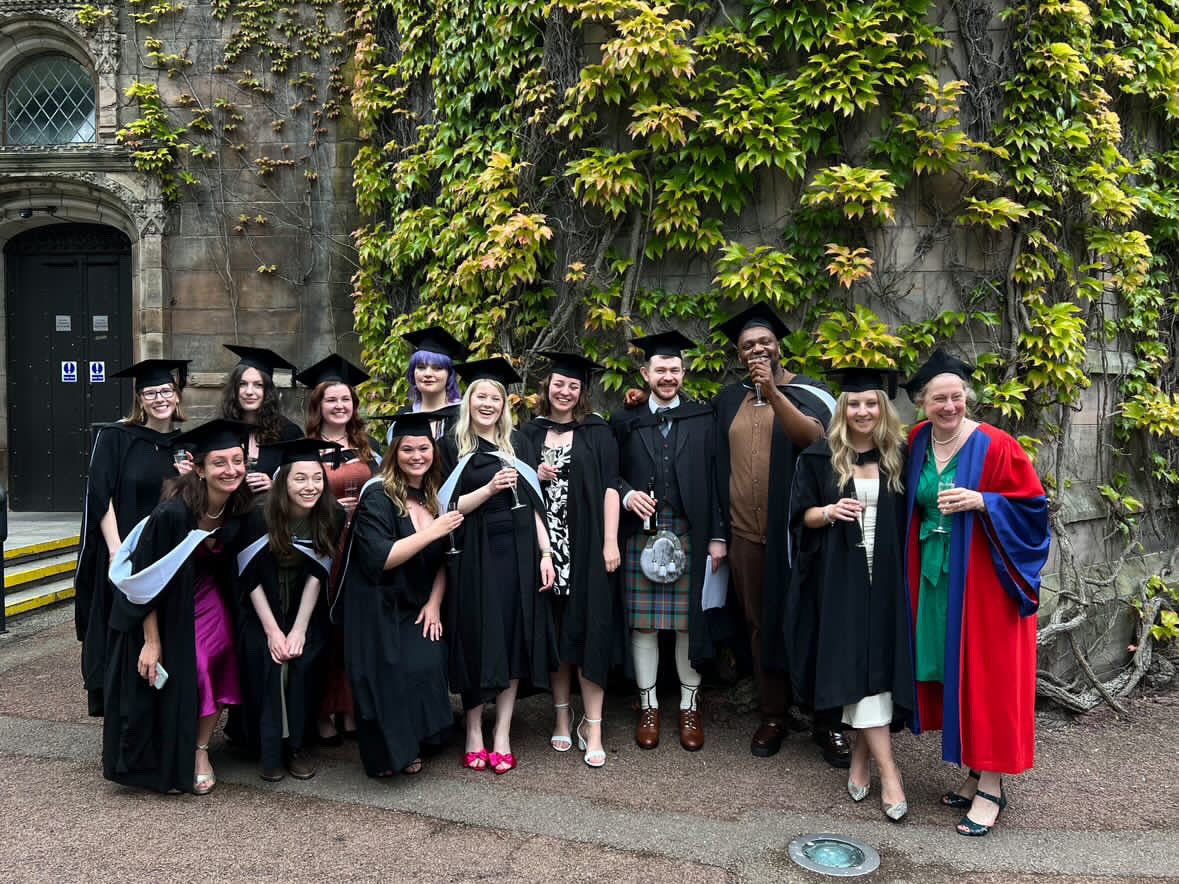 Our class of 2024 shining in their graduation day with Prof Schell 👩‍🎓🤩