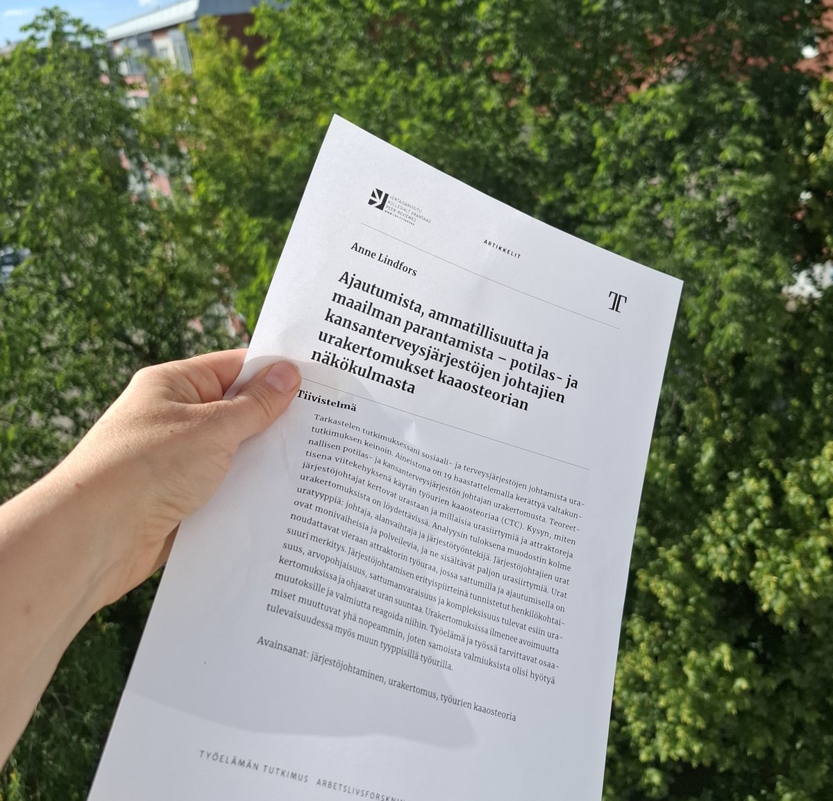 Siinä se liehuu kesätuulessa! Artikkelini järjestöjohtajien urakertomuksista on nyt luettavissa Työelämän tutkimus -lehden sivuilla. 

journal.fi/tyoelamantutki…

#ttlehti #järjestöjohtaminen #uratutkimus @Tyotutkimusry