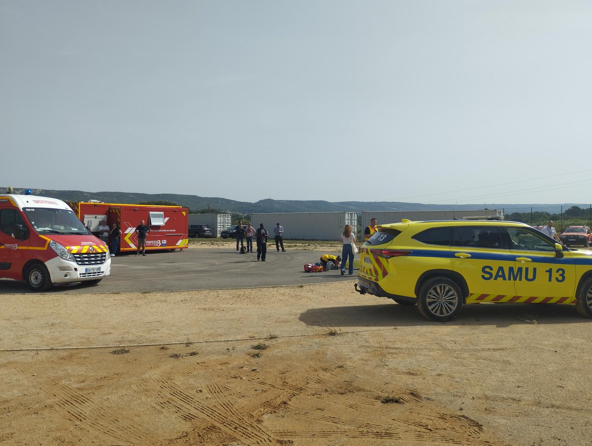 ACMOSS_FR's tweet photo. [#DémoRRF] Démonstration opérationnelle du Réseau Radio du Futur (#RRF) en cours au centre de formation départemental du #SDIS13 à #Velaux avec la participation de la Police municipale et du #SAMU13. Salle de commandement mobilisée et intervention terrain. #ACMOSS #Pompiers13 https://t.co/yr0Iws26Vf