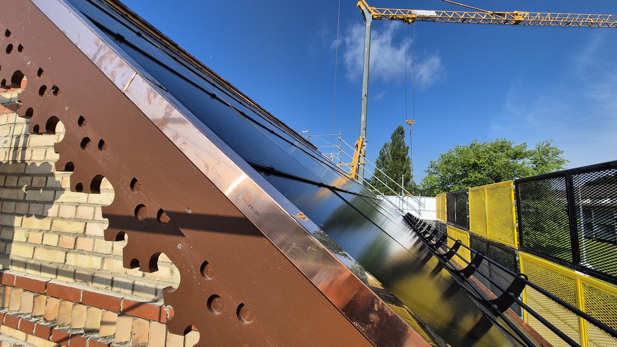 Direkt am Rhein entsteht eine neue PV Anlage, 20kWp, Indachsystem #TeraSlate, Süd und Nord von <a href="/3ssolarswiss/">3S Swiss Solar Solutions AG</a> . Perfekt ins Dach integriert. Daneben nochmal 15kWp mit demselben System.