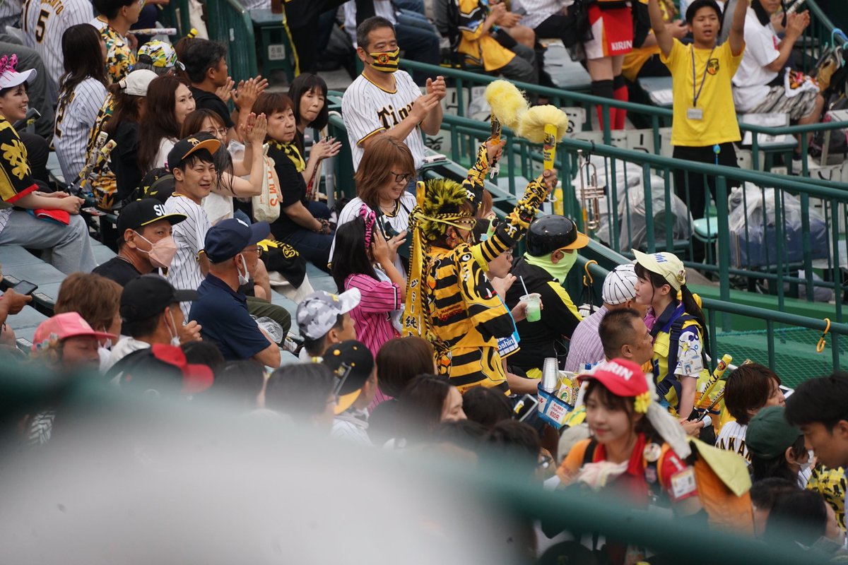 urankun8's tweet photo. いやー！
最高でした♪😊

#阪神タイガース の��んなに打線が繋がったのは今年初めて見ました。

それも #甲子園球場 現地で❣️

6回までは今まで通りの貧打線でしんどい展開💦

#村上投手 の我慢が生きて6回まで抑え込まれていたのが嘘の様に繋がる！繋がる！

これで打線は変わるかな? https://t.co/kvVwBGFUfI