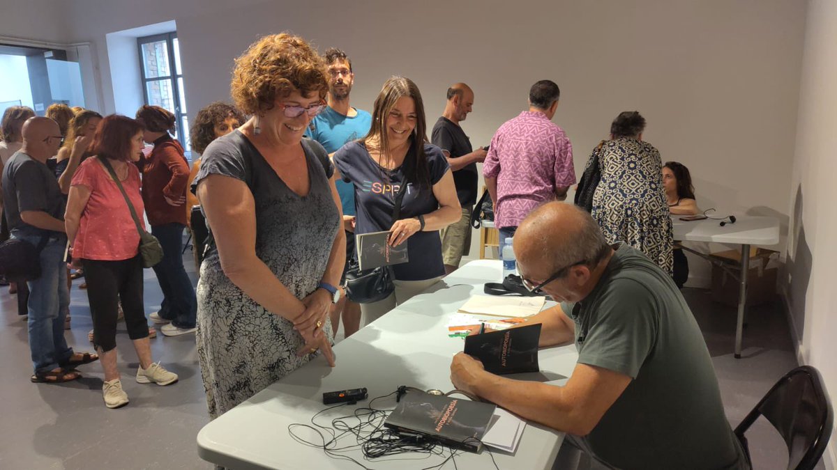 AlterEgoEdicion's tweet photo. Presentación editorial del escritor Iosu Gulina con su nuevo libro de #poesía, AUTOBIOPOESÍA, una obra llena de profundidad y belleza lírica que ha sido todo un éxito de aceptación por los lectores 😍

——
#AlterEgoediciones #poesia #nuevolibro #navarra #poeta https://t.co/h0UaWb7AzA