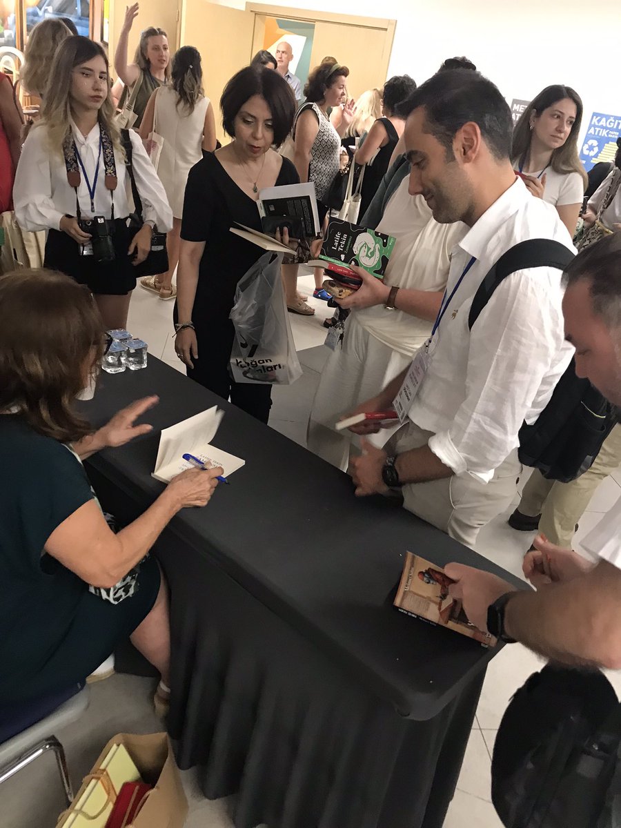 İzmir Ekonomi Üniversitesi’nde düzenlenen I. Ulusal Çeviribilim Kurultayı’nda Çeviribilim Yayınları ile Can Yayınları yer aldı. Yazarımız Mehmet Şahin yeni kitabını Latife Tekin’e imzaladı.