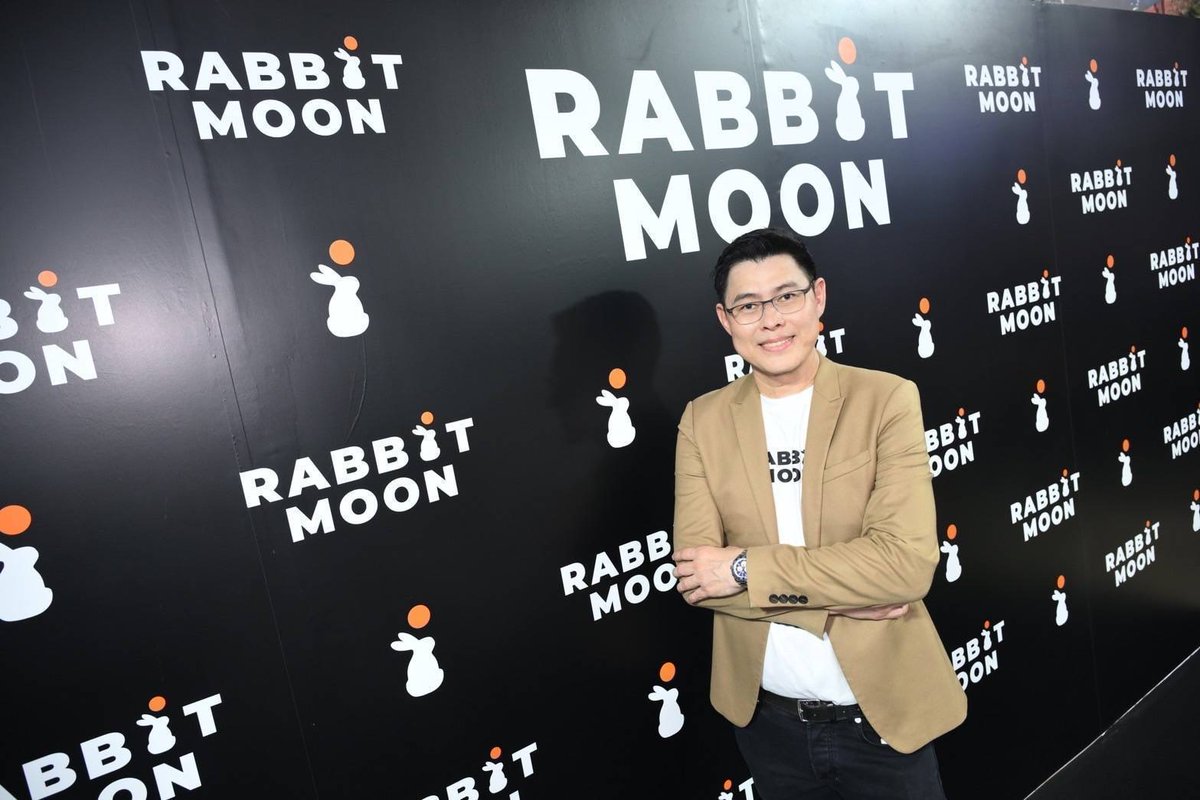 RabbitMoonCorp's tweet photo. เปิดใจ “วิน-เมธวิน อังคทะวานิช” ผู้บริหารหนุ่มไฟแรง กับการนำทัพ Rabbit Moon สู่ตลาด T-POP ระดับโลก
อ่านต่อ > https://t.co/25NxHvWxeW
#RabbitMoon #PoppyC #TryMePoppyC #Turbo4Wheels #DaruNi #Tpop https://t.co/t1XWPqAx6p