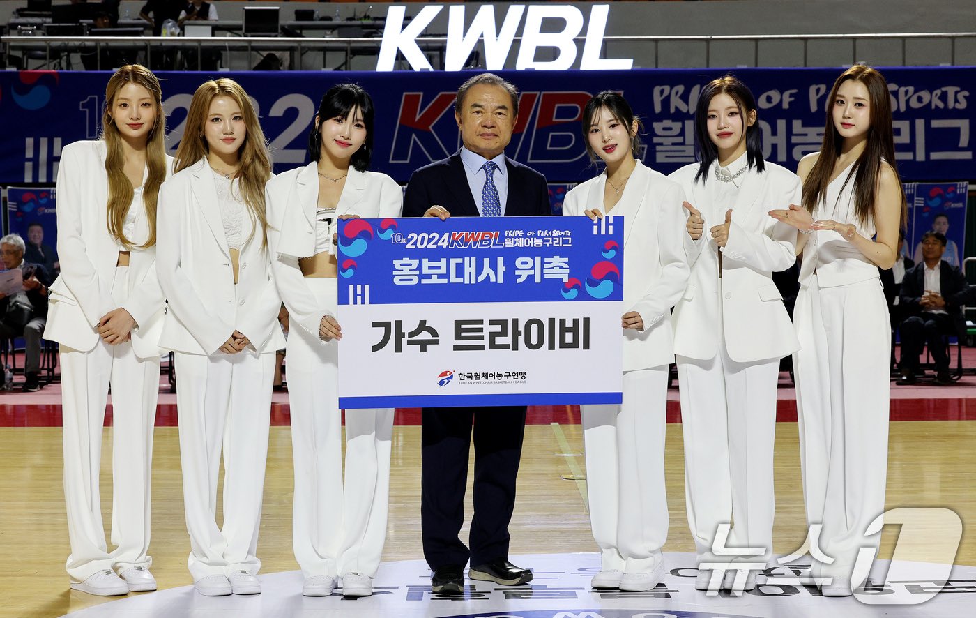 GRJhuLUaAAAftvR?format=jpg&name=large