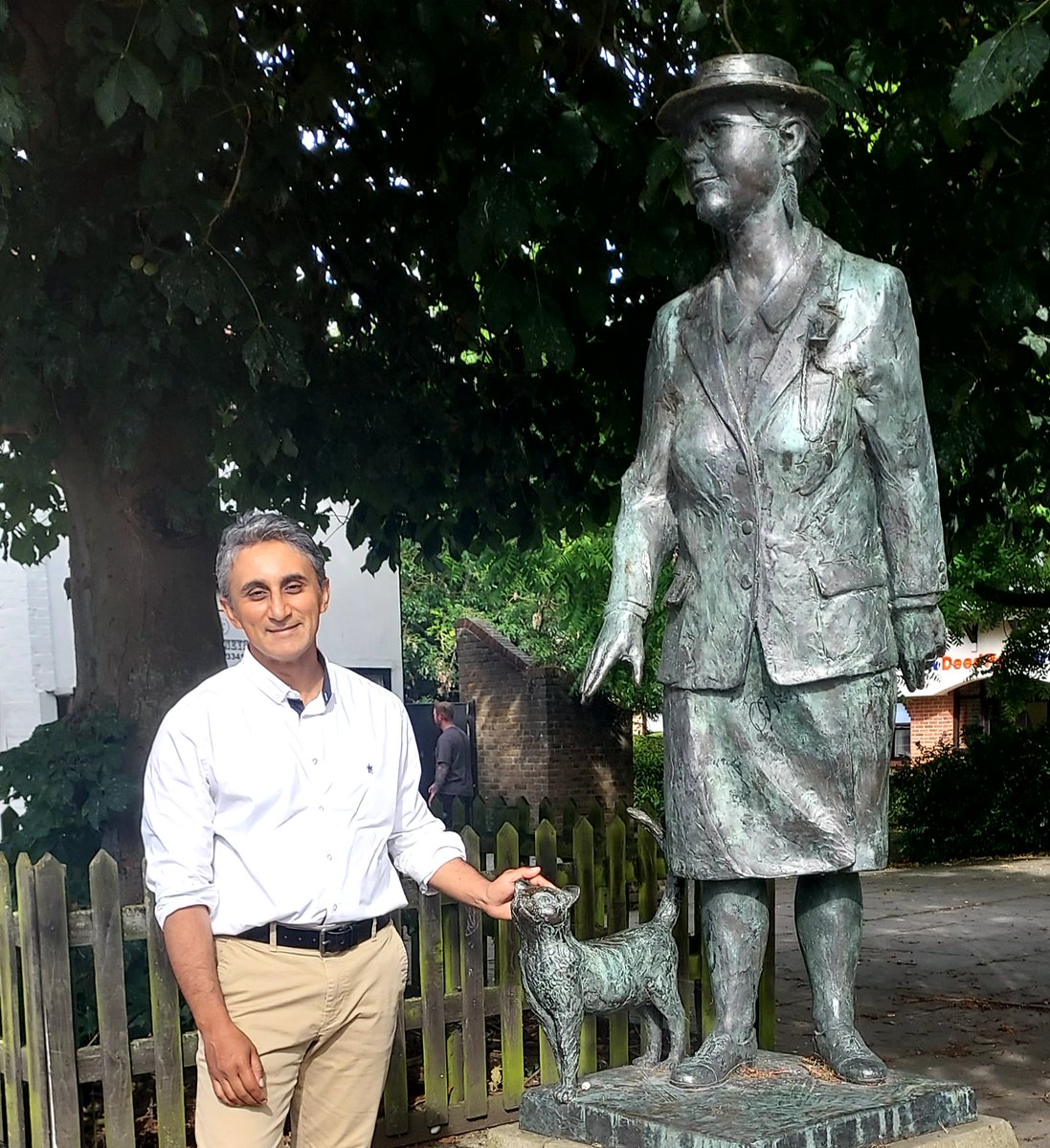 Delivering the annual #dorothylsayerslecture yesterday in Witham <a href="/EssexLibraries/">Essex Library Service</a> for the @EssexBookFest I had the chance to meet Dorothy &amp; her cat Blitz. Did u know that DLS is on the curriculum in the Indian state of Bihar with questions about her essay 'How Free is the Press?'