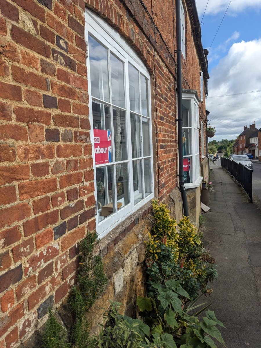 DaventryCLP's tweet image. Spotting a lovely mix of Labour posters and red roses on the campaign trail in Welford, Barby and Brixworth! 🌹
