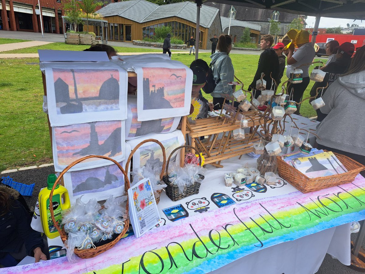 ClwydPrimary's tweet image. Our Yr3/4s at the Annual Entrepreneurial Event in Castle Gardens! Please stop by if you’re around, to pick up some of the wonderful hand made crafts and pictures! #Richie #enterprising #creative