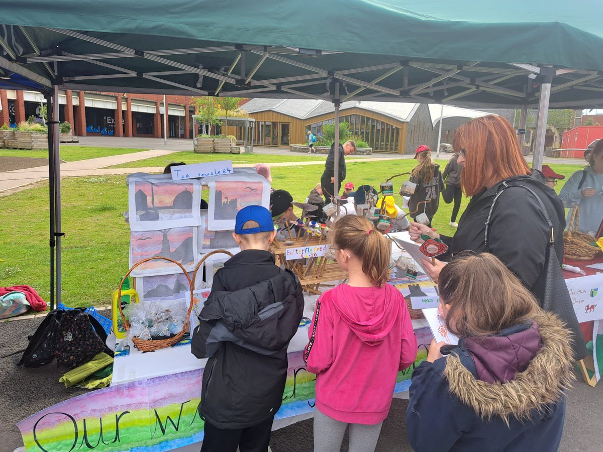 ClwydPrimary's tweet image. Our Yr3/4s at the Annual Entrepreneurial Event in Castle Gardens! Please stop by if you’re around, to pick up some of the wonderful hand made crafts and pictures! #Richie #enterprising #creative