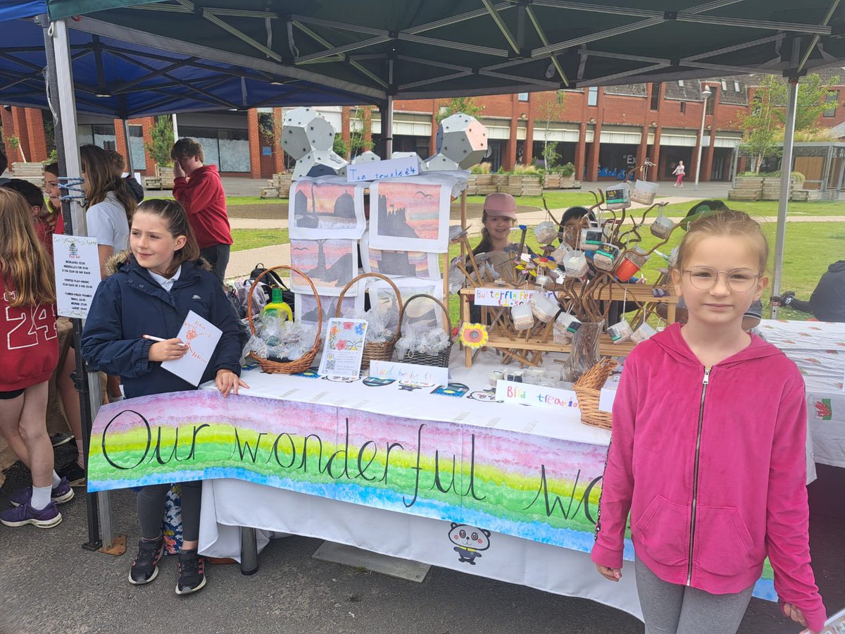 ClwydPrimary's tweet image. Our Yr3/4s at the Annual Entrepreneurial Event in Castle Gardens! Please stop by if you’re around, to pick up some of the wonderful hand made crafts and pictures! #Richie #enterprising #creative