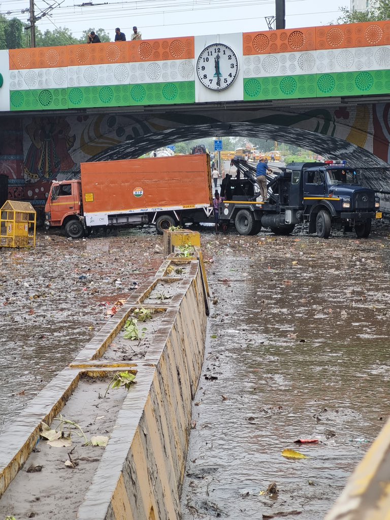 bhavyakhannaaa's tweet photo. Visuals of Minto road in Delhi- the iconic water-logging area every monsoon. Needs divine intervention. @tweetndmc 

#Delhi #DelhiNCR #delhirain #DelhiNews #MintoRoad #heavyrain https://t.co/GElLoiSC3H