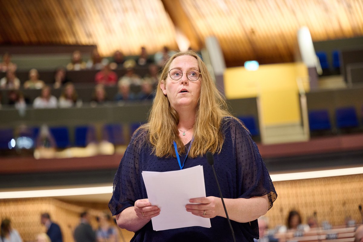 Lise Selnes (A) la torsdag fram sin rapport i PACE om støtte til ukrainske flyktninger. Den ble enstemmig vedtatt. "Dette er viktig for over 10 millioner mennesker som lever i usikkerhet. Jeg er glad for vedtaket," sier Selnes.