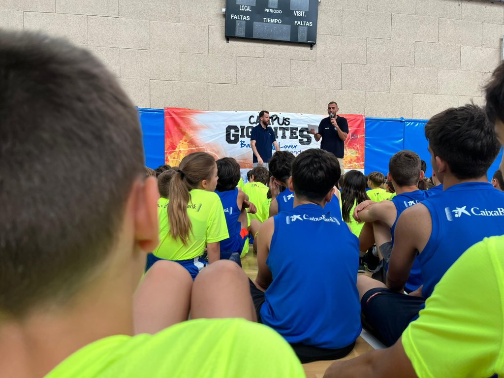 CampusGigantes's tweet photo. El mito, en la #SedeGetafe de los #CampusGigantes @basketlover.
@sergiorodriguez ✌️ @cbgetafe
#JuntosGigantes https://t.co/qNOqkWZVRM