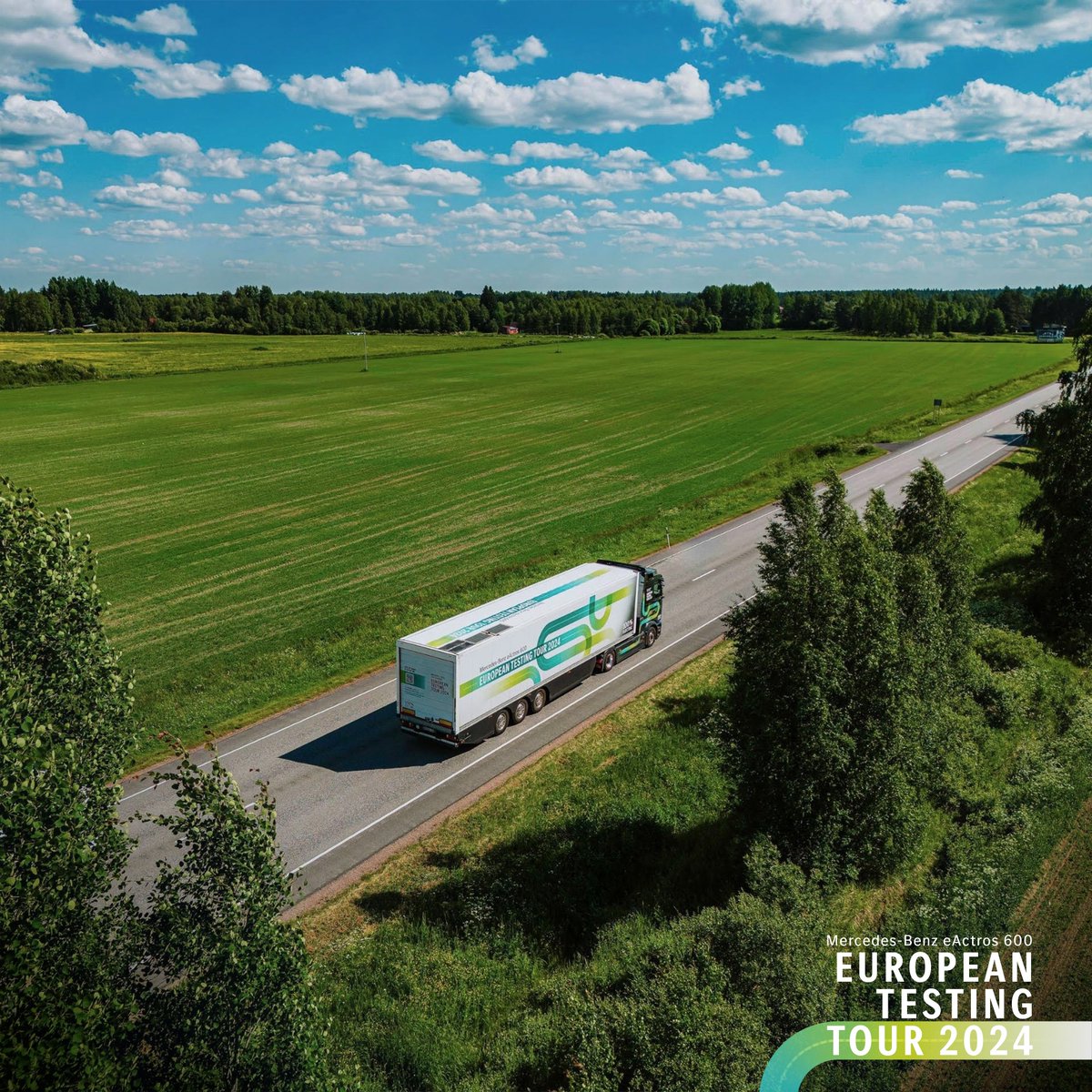 DaimlerTruck's tweet photo. Hei Finland! Leaving the Nordkapp behind, we now made it all the way to Helsinki, the northernmost capital of the European Union. We met some #BatteryElectric friends along the way, namely an #eActros300, an #eEconic and an #eCanter. 🚛🔋

#DaimlerTruck #eActros600TestingTour