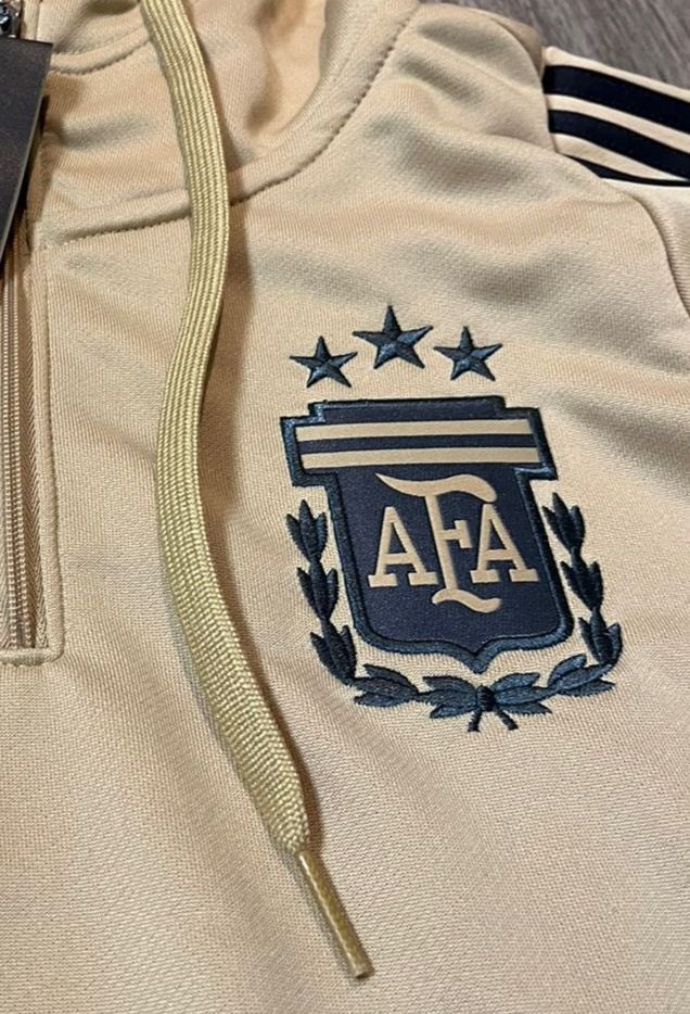 SANTIAGODELMORO's tweet photo. ARRIBA 🇦🇷VIERNES  #ElClubDelMoro hasta las 10. 📻 Atentos pq hoy se van los nuevos BUZOS de la SELECCIÓN ARGENTINA ⭐️ 🌟 ⭐️ 🇦🇷 #ElClubDelMoro FM99.9  @la100fm La 💯 https://t.co/dwzF4J9Vdm