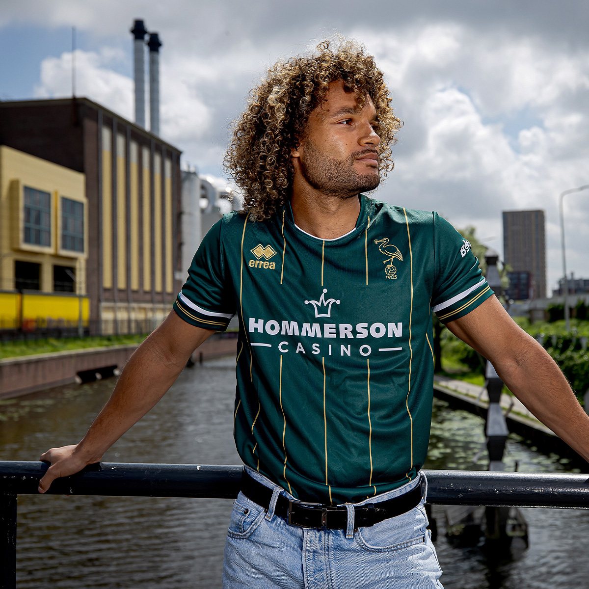 ADODenHaag's tweet photo. 🌟 𝑾𝑬𝑨𝑹 𝑰𝑻 𝒀𝑶𝑼𝑹 𝑾𝑨𝒀!

ADO Den Haag presenteert het uitshirt voor komend seizoen! Een stijlvol shirt, in een elegante combinatie van donkergroen met gouden lijnen.

Lees meer 👉 https://t.co/R2iF7StI78
