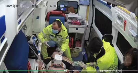 Sunlife_Medical's tweet photo. 22 Feb 2024, a case of cardiac arrest was recognized by an EMS operator. An EMS team reached the scent and used auto CPR device MCC-E to perform high-quality CPR during the transfer. The patient regained spontaneous heartbeats finally
#cardiacarrest #emergency #ambulance #CPR https://t.co/VjuVbgGFD2